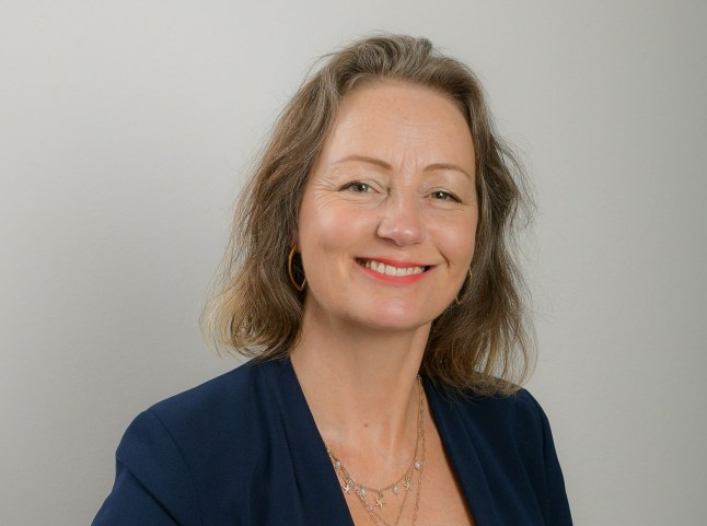 Eve Stanway naeratab peapildis