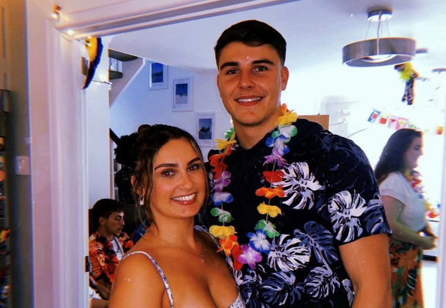 Hannah Linsley ja Michael Loven-Rogerson. Endine kokkulepp oli sunnitud koos elama aasta pärast seda, kui nad ei suutnud oma üürilepingut välja saada? Aga on olnud? Lõbus? koos pidutseda, käies? kuupäevad? kui ekseid ja isegi sõbrapäeva koos veetnud. 22-aastane Hannah Linsley ja Michael Loven-Rogerson, 23 olid kaks aastat pärast kohtumist? esimese aasta jooksul Bournemouthi ülikoolis. Pärast kulutamist? Iga päev? Koos otsustas paar kolida järgmiseks õppeaastaks 2024. aasta septembris, kuid vaid üks kuu enne nende kolimist kutsus Michael suhet. Kuna Hannah ega Michael ei tahtnud leida korteri asendaja üürnikku, kuna nad mõlemad olid? Väga kangekaelsed? Vaatamata sellele, et oma tõusud ja mõõnad on, on paar kaalunud mitu korda uuesti kokku saamist, väljavalitute pööratud korterikaaslased on kindlad sõbrad. Foto ilmus 13.08.2025