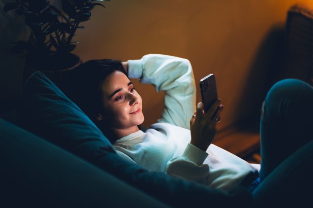 Digitaalne vaba aeg, öine ekraani kasutamine ja lõõgastus pärast töökontseptsiooni.