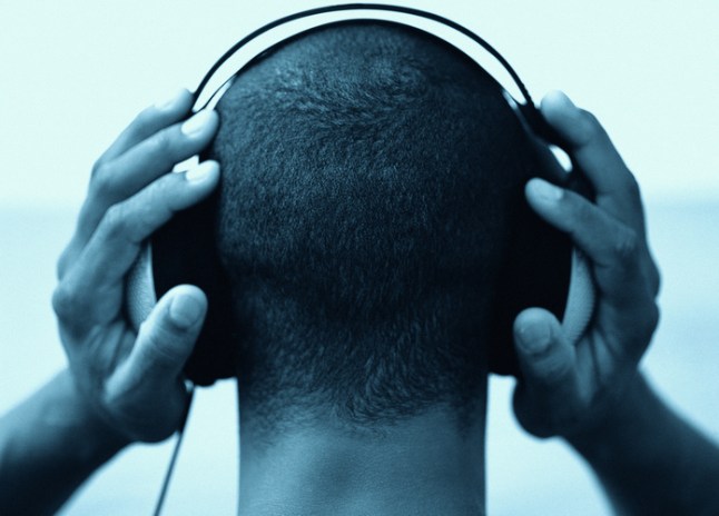 Noormees, kes kannab kõrvaklappe, tagumist vaadet, lähivõtet