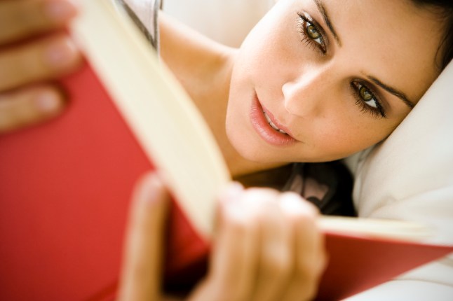 Naine lugeb raamatut.