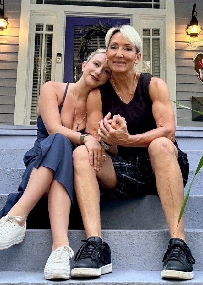 38 -aastane Claire Taylor ja Tami Haukedahl, 66.. Paar, kellel on 28 vanusevahe, väidavad, et nad eksivad mõnikord ema ja tütre pärast, kuid on õnnelikumad kui kunagi varem. 38 -aastane Claire Taylor ja 66 -aastane Tami Haukedahl kohtusid Tiktoki kaudu ja tabasid kohe välja. Nad kohtusid isiklikult pärast seda, kui kaks ja pool kuud rakendusega rääkimist ja vaid kümme kuud koos kihlusid. Isegi on tami vanem kui Claire's Ema ja tal on kaks aastat vanem kui Claire, Pair, paar, paar, paarist pair, paarist "ei saanud olla õnnelikum". Foto välja antud 02.09.2025