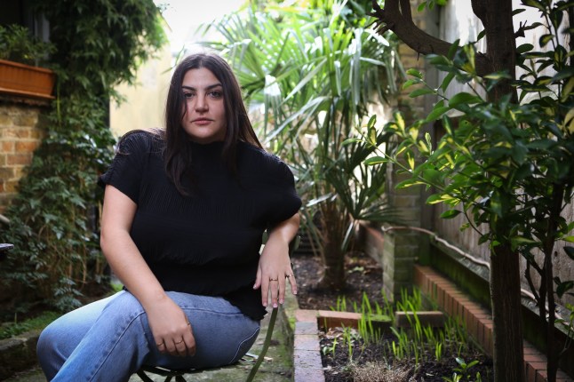 Almara istub oma aias toolil