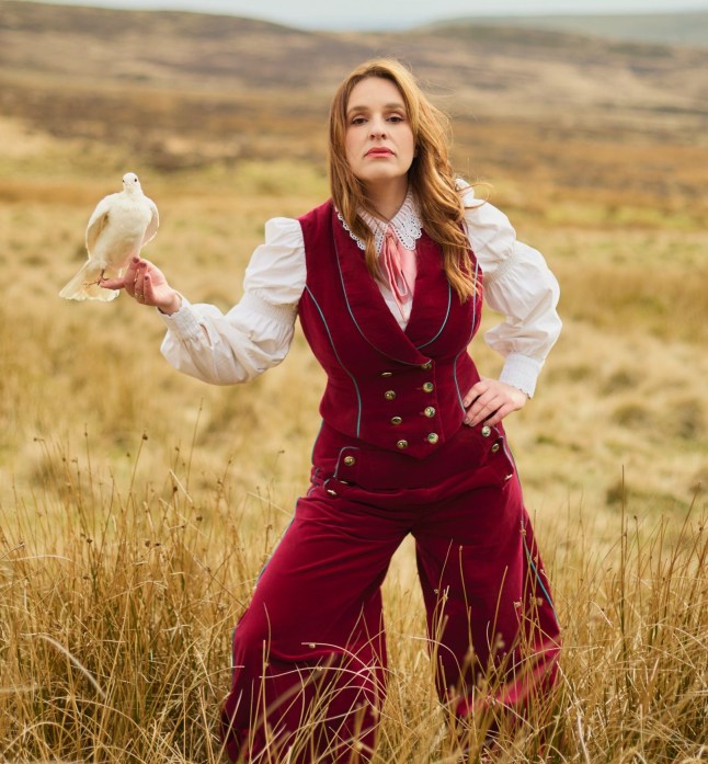 Katie Norris ja tema taksidermia kajakas põllul