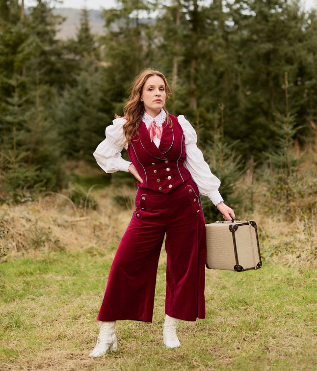 Katie Norris poseerib kohvrit hoides