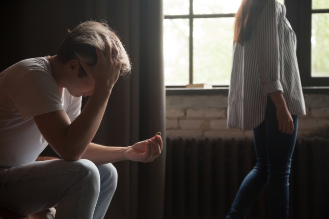 Pettunud mees, kes hoiab abielusõrmust, paar lahutuskontseptsiooni purustab