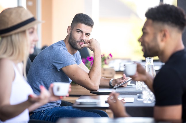 Noore mitmerahvuselise paari portree.