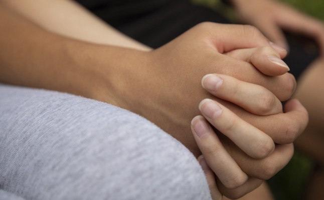 Paar hoiab kätest kinni