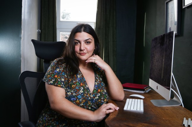 Almara lillekleidis, istudes oma laua taga