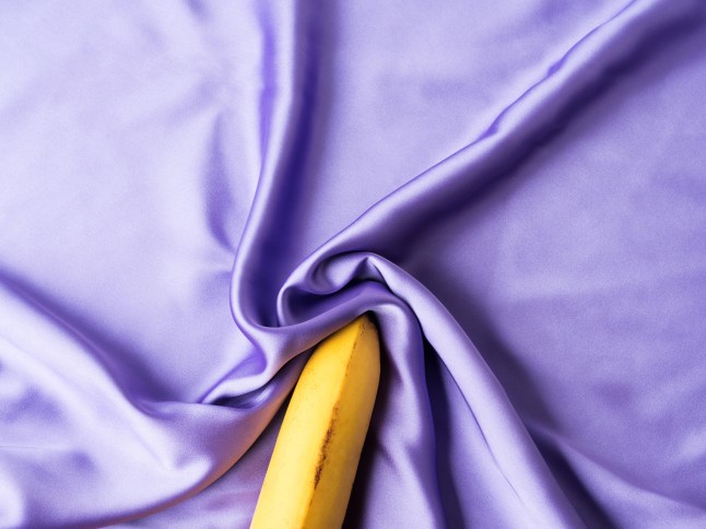 Seksikas kontseptsioon banaaniga kortsutatud siidilehel