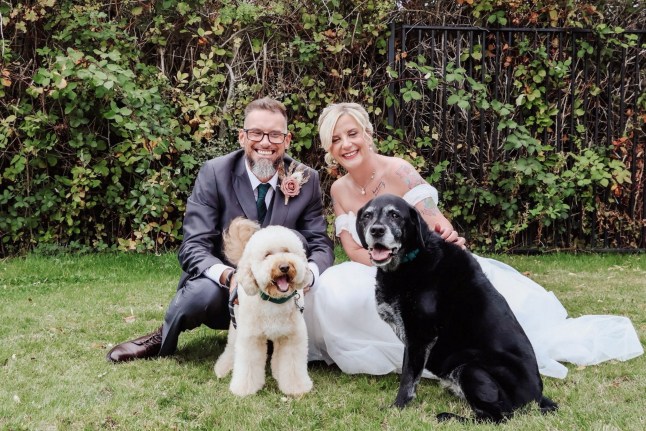 Kirsty ja Ryan oma pulmapäeval. // Paar, kes kohtus sel ajal, kui ühte neist auto lömastas, on sõlminud sõlme ja pannud oma veidra kohtumise saatuse hooleks. Kirsty Southern märkas 2020. aasta oktoobris ujumisklassist lahkudes tulevast abikaasat Ryan McLeodi auto alla lõksus olevat ja ütles, et see oli armastus esimesest silmapilgust. 46-aastane Ryan oli just lõpetanud treeningu Corby rahvusvahelises basseinis ja jõusaalis, kui ta George Streeti ülekäigurajal navigeerida püüdes autolt löögi sai. Õnnetu juht proovis seejärel tagurdada, kuid tabas uuesti Ryanit – jäi ta sõiduki alla lõksu. Klienditeenindaja Kirsty märkas hädas Ryanit, kes tormas teda lohutama, kuid ei saanud asjaoludest hoolimata üle, kui atraktiivne ta oli. Mitu nädalat hiljem tekkis paar uuesti pärast seda, kui Ryan palus juhtunu tunnistajaid, et aga meeletult armuda. Foto avaldatud 19.10.2025