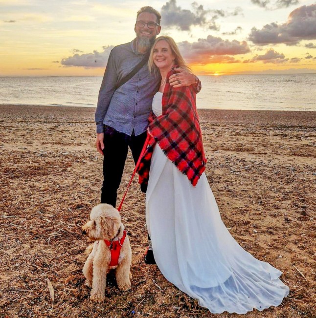 Kirsty Southern koos Ryan McLeodiga. // Paar, kes kohtus sel ajal, kui ühte neist auto lömastas, on sõlminud sõlme ja pannud oma veidra kohtumise saatuse hooleks. Kirsty Southern märkas 2020. aasta oktoobris ujumisklassist lahkudes tulevast abikaasat Ryan McLeodi auto alla lõksus olevat ja ütles, et see oli armastus esimesest silmapilgust. 46-aastane Ryan oli just lõpetanud treeningu Corby rahvusvahelises basseinis ja jõusaalis, kui ta George Streeti ülekäigurajal navigeerida püüdes autolt löögi sai. Õnnetu juht proovis seejärel tagurdada, kuid tabas uuesti Ryanit – jäi ta sõiduki alla lõksu. Klienditeenindaja Kirsty märkas hädas Ryanit, kes tormas teda lohutama, kuid ei saanud asjaoludest hoolimata üle, kui atraktiivne ta oli. Mitu nädalat hiljem tekkis paar uuesti pärast seda, kui Ryan palus juhtunu tunnistajaid, et aga meeletult armuda. Foto avaldatud 19.10.2025