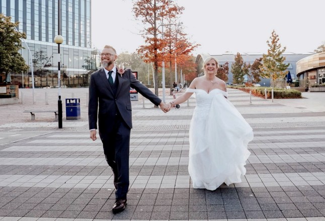 Kirsty ja Ryan oma pulmapäeval. // Paar, kes kohtus sel ajal, kui ühte neist auto lömastas, on sõlminud sõlme ja pannud oma veidra kohtumise saatuse hooleks. Kirsty Southern märkas 2020. aasta oktoobris ujumisklassist lahkudes tulevast abikaasat Ryan McLeodi auto alla lõksus olevat ja ütles, et see oli armastus esimesest silmapilgust. 46-aastane Ryan oli just lõpetanud treeningu Corby rahvusvahelises basseinis ja jõusaalis, kui ta George Streeti ülekäigurajal navigeerida püüdes autolt löögi sai. Õnnetu juht proovis seejärel tagurdada, kuid tabas uuesti Ryanit – jäi ta sõiduki alla lõksu. Klienditeenindaja Kirsty märkas hädas Ryanit, kes tormas teda lohutama, kuid ei saanud asjaoludest hoolimata üle, kui atraktiivne ta oli. Mitu nädalat hiljem tekkis paar uuesti pärast seda, kui Ryan palus juhtunu tunnistajaid, et aga meeletult armuda. Foto avaldatud 19.10.2025