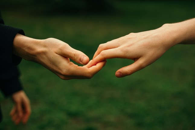 Paar käest kinni hoidmas