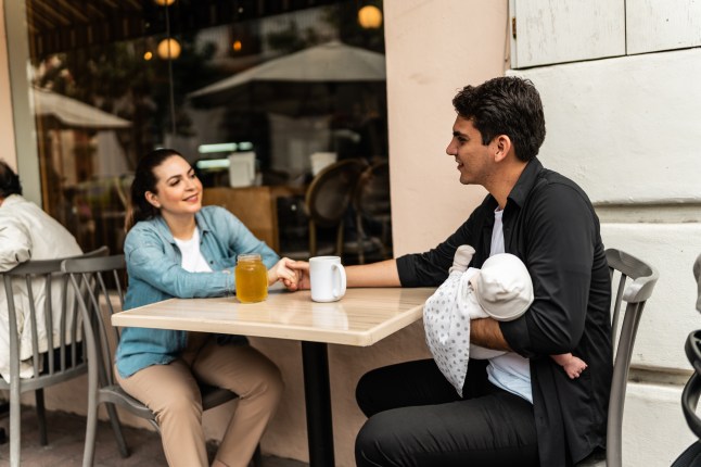 Perekond restoranis vestlemas