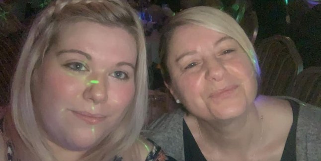 Charlotte Marshall, 21, ja Julie Kerry, 57. // 30-aastane naine, kelle elukaaslane on temast 27 aastat vanem, kinnitab, et tal ei ole muumiaprobleeme ja ta on küps naine. Toona 21-aastane Charlotte Marshall tabas veebis Julie Kerryga, kui 2016. aasta novembris tekkis neil ühine armastus Holby City vastu. Ja vaatamata negatiivsetele kommentaaridele sotsiaalmeedia trollidelt, kes kahtlevad, kas Charlotte oli hoolitsetud ja küsivad, kas Julie (57) on tema ema, on paar olnud tugevaks läinud kümnendi parima osa jooksul. Üks sotsiaalmeediasõnum, mille Julie toona 49-aastasele Charlotte'ile saatis, kutsus esile keeristormilise romantika, mis muutus kiiresti veebivestlustest isiklikuks kohtinguks. Foto avaldatud 24.10.2025