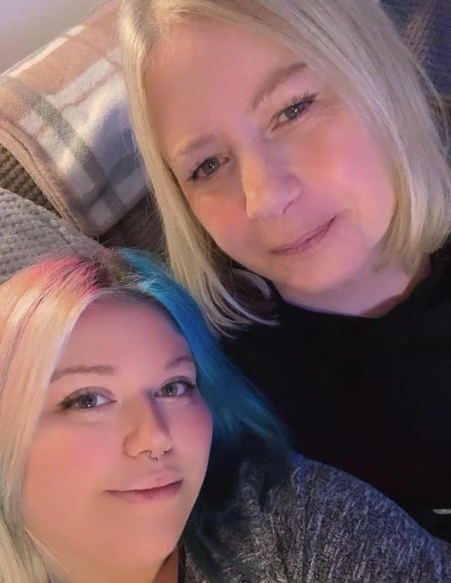 Charlotte Marshall, 21, ja Julie Kerry, 57. // 30-aastane naine, kelle elukaaslane on temast 27 aastat vanem, kinnitab, et tal ei ole muumiaprobleeme ja ta on küps naine. Toona 21-aastane Charlotte Marshall tabas veebis Julie Kerryga, kui 2016. aasta novembris tekkis neil ühine armastus Holby City vastu. Ja vaatamata negatiivsetele kommentaaridele sotsiaalmeedia trollidelt, kes kahtlevad, kas Charlotte oli hoolitsetud ja küsivad, kas Julie (57) on tema ema, on paar olnud tugevaks läinud kümnendi parima osa jooksul. Üks sotsiaalmeediasõnum, mille Julie toona 49-aastasele Charlotte'ile saatis, kutsus esile keeristormilise romantika, mis muutus kiiresti veebivestlustest isiklikuks kohtinguks. Foto avaldatud 24.10.2025