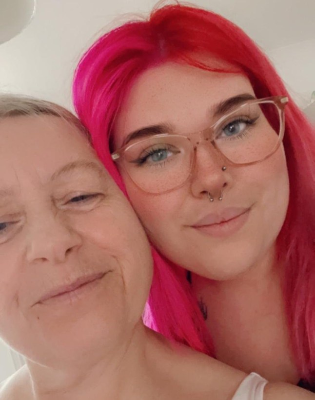 Charlotte Marshall, 21, ja Julie Kerry, 57. // 30-aastane naine, kelle elukaaslane on temast 27 aastat vanem, kinnitab, et tal ei ole muumiaprobleeme ja ta on küps naine. Toona 21-aastane Charlotte Marshall tabas veebis Julie Kerryga, kui 2016. aasta novembris tekkis neil ühine armastus Holby City vastu. Ja vaatamata negatiivsetele kommentaaridele sotsiaalmeedia trollidelt, kes kahtlevad, kas Charlotte oli hoolitsetud ja küsivad, kas Julie (57) on tema ema, on paar olnud tugevaks läinud kümnendi parima osa jooksul. Üks sotsiaalmeediasõnum, mille Julie toona 49-aastasele Charlotte'ile saatis, kutsus esile keeristormilise romantika, mis muutus kiiresti veebivestlustest isiklikuks kohtinguks. Foto avaldatud 24.10.2025