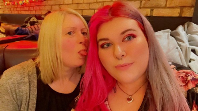 Charlotte Marshall, 21, ja Julie Kerry, 57. // 30-aastane naine, kelle elukaaslane on temast 27 aastat vanem, kinnitab, et tal ei ole muumiaprobleeme ja ta on küps naine. Toona 21-aastane Charlotte Marshall tabas veebis Julie Kerryga, kui 2016. aasta novembris tekkis neil ühine armastus Holby City vastu. Ja vaatamata negatiivsetele kommentaaridele sotsiaalmeedia trollidelt, kes kahtlevad, kas Charlotte oli hoolitsetud ja küsivad, kas Julie (57) on tema ema, on paar olnud tugevaks läinud kümnendi parima osa jooksul. Üks sotsiaalmeediasõnum, mille Julie toona 49-aastasele Charlotte'ile saatis, kutsus esile keeristormilise romantika, mis muutus kiiresti veebivestlustest isiklikuks kohtinguks. Foto avaldatud 24.10.2025