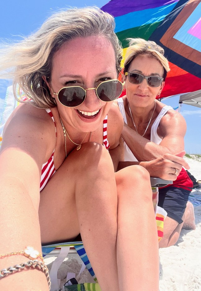 Claire Taylor, 38, ja Tami Haukedahl, 66. 28-aastase vanusevahega paar ütlevad, et mõnikord peetakse neid emmeks ja tütreks, kuid nad on õnnelikumad kui kunagi varem. 38-aastane Claire Taylor ja 66-aastane Tami Haukedahl kohtusid TikToki kaudu ja tabasid kohe. Nad kohtusid isiklikult pärast kaks ja pool kuud rakenduses rääkimist ning kihlusid pärast vaid 10-kuulist koosolemist. Vaatamata sellele, et Tami on Claire'i emast vanem ja tal on Claire'ist kaks aastat vanem poeg. "ei saaks olla õnnelikum". Foto avaldatud 02.09.2025