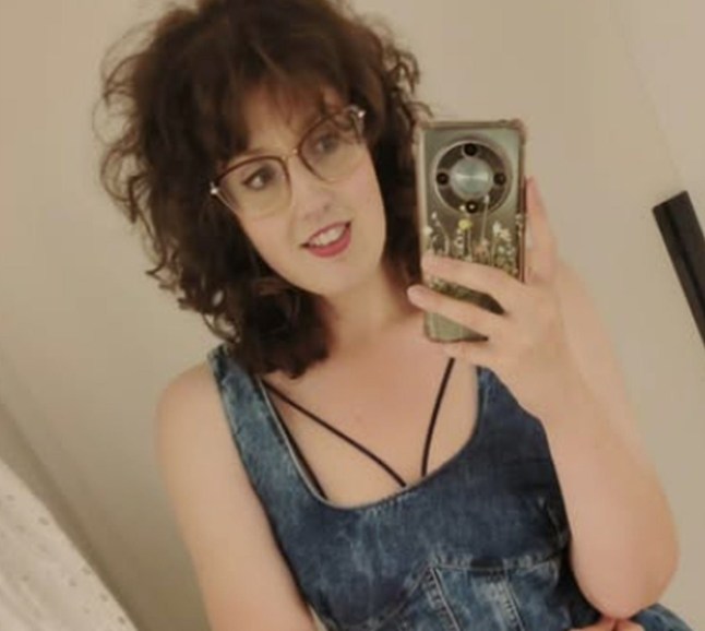 PILT Kennedy uudistest ja meediast (PILDESAATED: AMY SUTHERLAND, 31, TUNNISTAS OMA PETMISE ÖÖL ENNE NENDE PULMA) Jultnud pruut ärkas oma pulmapäeva hommikul voodis TEISE MEHEGA – enne kui ta oma südamest murtud mehe mesinädalate kõrvale heitis. Lääne-Yorkshire'i osariigist Leedsist pärit Amy Holyoake kahtles oma kuus aastat kestnud suhtes pärast seda, kui paar 2019. aasta jaanuaris kihlus. Pärast pulmakuupäeva kokkuleppimist ütles 31-aastane naine, et teda tunneb 