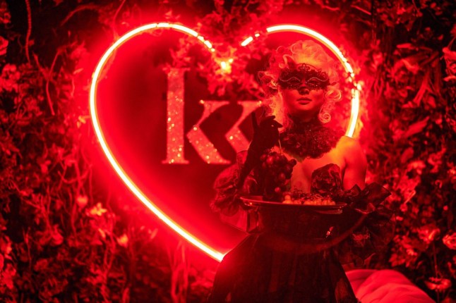 Killing Kittensi peremees, kes hoidis käes viinamarjavaagnat, seisis KK logo sildi ees