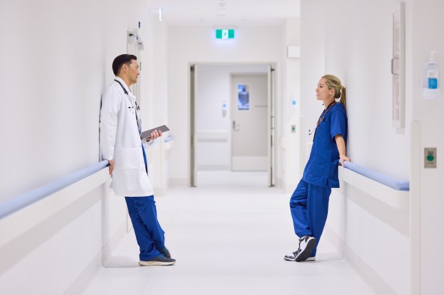 Mees- ja naisarstid räägivad piirdele toetudes