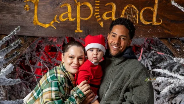 ASCOT, INGLISMAA – 20. DETSEMBER: Jessie J, Chanan Colman ja beebi Sky Colman külastavad 20. detsembril 2023 Inglismaal Ascotis Whitmoori metsas LaplandUK-d. (Foto Shane Anthony Sinclair / Getty Images)