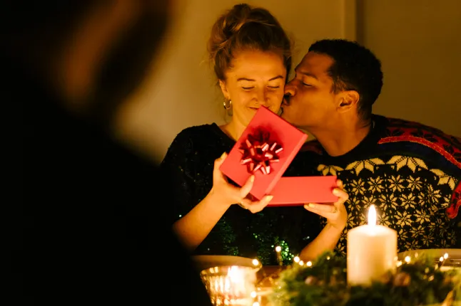 Naine saab jõulude ajal oma poiss-sõbralt kingitusi