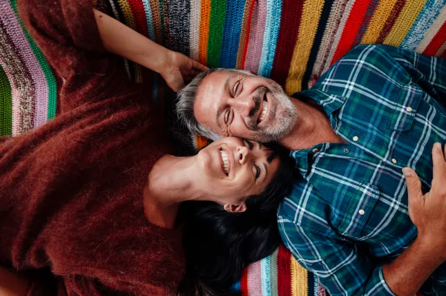 Õnnelik heteroseksuaalne paar kodus lõõgastumas