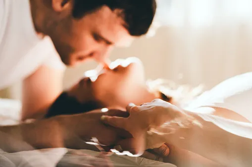 Romantiline paar, kes naudib koos hubases keskkonnas intiimset hetke