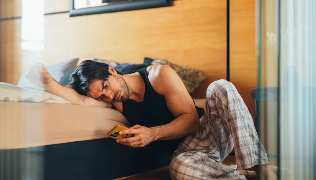 Mees oma magamistoas netis surfates