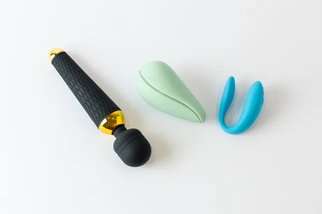 Ülaltkaadri lähivõte valgel taustal, peal kolm sekslelu, üks soovija ja veel kaks väiksemat vibraatorit