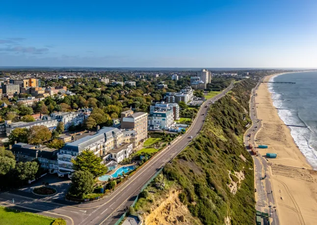 Bournemouth, Ühendkuningriik. 5. oktoober 2025. Erinevad hotellid East Cliffil Bournemouthis