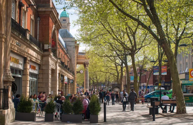 Pavement Cafe ja ostjad, Peterborough