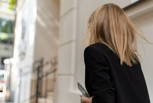 Noor ärinaine kõnniteel kõndimas