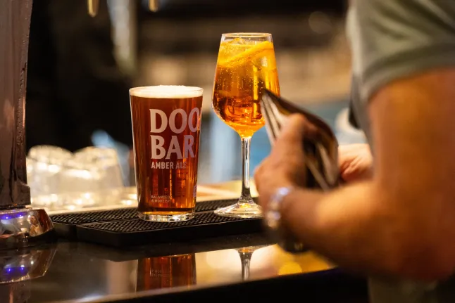 Klient ootab jookide eest tasumist Montagu Pyke'i pubis, mida haldab JD Wetherspoon Plc, Londoni kesklinnas, kolmapäeval, 24. septembril 2025. JD Wetherspoon avaldab oma esialgsed tulemused 3. oktoobril. Fotograaf: Chris Ratcliffe/Bloomberg Getty Images kaudu