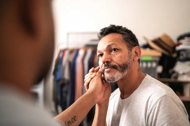 Homopaar vestleb kodus voodil