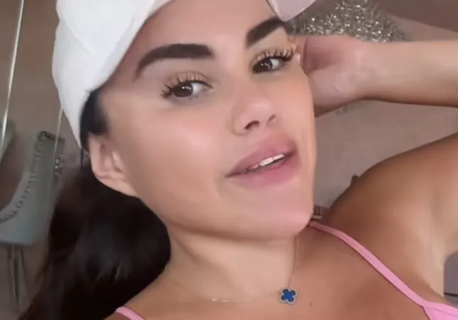 Katija Cortez poseerib selfie jaoks, seljas roosa topp ja müts.