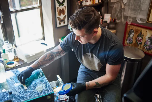 Tätoveerija valmistab ette oma töökohta