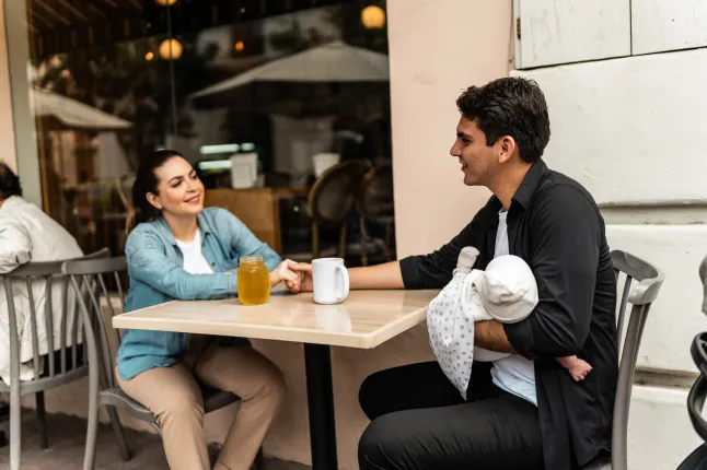 Perekond restoranis vestlemas