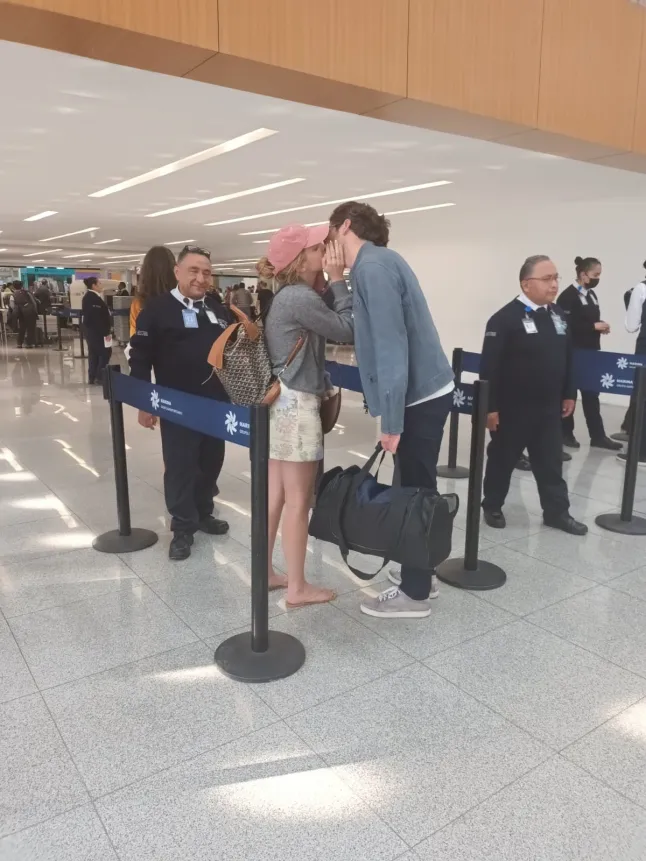 *PREMIUM-EKSKLUSIIVNE* Mexico City, MEHHIKO Hoiatus uue paari kohta: Emma Watson, kes on seotud Mehhiko ärimehe Gonzalo Hevia Baill?res Emma Watsoni elus näib olevat uus romantika. Näitlejannat on märgatud veetmas aega koos mehhiko ärimehe Gonzalo Hevia Baill??resiga, tekitades spekulatsioone, et need kaks käivad kohtamas. Kui varasemate aruannete kohaselt nähti Watsonit koos Hevia Baill??resiga Prantsusmaal Courchevelis 2025. aasta lõpus, siis meie eksklusiivsed pildid umbes aastavahetusest näisid kujutavat näitlejannat käest kinni hoidmas teistsuguse salapärase mehega. Hiljutised nähud Mehhikos on aga õhutanud värskeid kuulujutte tema suhetest ettevõtjaga. Paari pildistati nautimas intiimseid õhtusööke ja lõõgastavaid päevaseid väljasõite mööda linna. Neid nähti ka lennujaamas pihuarvutiga täidetud hetke jagamas. Hevia Baill??res on New Yorgis, Miamis ja Mexico Citys esindustega investeerimisühingu HBeyond asutaja ja tegevjuht. Ettevõte keskendub transformatiivsetele tehnoloogiatele ja tulevikku suunatud ettevõtmistele. Pildil: Emma Watson, Gonzalo Hevia Baill??res BACKGRID USA 4. MÄRTS 2026 BYLINE PEAB LUGEMA: The Grosby Group / BACKGRID USA: +1 310 798 9111 / usasales@backgrid.com UK: +44 208 344 /Cuksdcomales@backli.2026 Lapsi sisaldavad pildid Palun pikseerige nägu enne avaldamist*