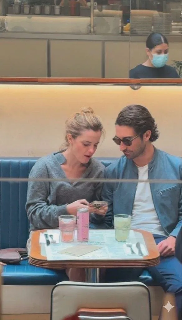 *PREMIUM-EKSKLUSIIVNE* Mexico City, MEHHIKO Hoiatus uue paari kohta: Emma Watson, kes on seotud Mehhiko ärimehe Gonzalo Hevia Baill?res Emma Watsoni elus näib olevat uus romantika. Näitlejannat on märgatud veetmas aega koos mehhiko ärimehe Gonzalo Hevia Baill??resiga, tekitades spekulatsioone, et need kaks käivad kohtamas. Kui varasemate aruannete kohaselt nähti Watsonit koos Hevia Baill??resiga Prantsusmaal Courchevelis 2025. aasta lõpus, siis meie eksklusiivsed pildid umbes aastavahetusest näisid kujutavat näitlejannat käest kinni hoidmas teistsuguse salapärase mehega. Hiljutised nähud Mehhikos on aga õhutanud värskeid kuulujutte tema suhetest ettevõtjaga. Paari pildistati nautimas intiimseid õhtusööke ja lõõgastavaid päevaseid väljasõite mööda linna. Neid nähti ka lennujaamas pihuarvutiga täidetud hetke jagamas. Hevia Baill??res on New Yorgis, Miamis ja Mexico Citys esindustega investeerimisühingu HBeyond asutaja ja tegevjuht. Ettevõte keskendub transformatiivsetele tehnoloogiatele ja tulevikku suunatud ettevõtmistele. Pildil: Emma Watson, Gonzalo Hevia Baill??res BACKGRID USA 4. MÄRTS 2026 BYLINE PEAB LUGEMA: The Grosby Group / BACKGRID USA: +1 310 798 9111 / usasales@backgrid.com UK: +44 208 344 /Cuksdcomales@backli.2026 Lapsi sisaldavad pildid Palun pikseerige nägu enne avaldamist*