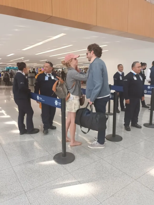 *PREMIUM-EKSKLUSIIVNE* Mexico City, MEHHIKO Hoiatus uue paari kohta: Emma Watson, kes on seotud Mehhiko ärimehe Gonzalo Hevia Baill?res Emma Watsoni elus näib olevat uus romantika. Näitlejannat on märgatud veetmas aega koos mehhiko ärimehe Gonzalo Hevia Baill??resiga, tekitades spekulatsioone, et need kaks käivad kohtamas. Kui varasemate aruannete kohaselt nähti Watsonit koos Hevia Baill??resiga Prantsusmaal Courchevelis 2025. aasta lõpus, siis meie eksklusiivsed pildid umbes aastavahetusest näisid kujutavat näitlejannat käest kinni hoidmas teistsuguse salapärase mehega. Hiljutised nähud Mehhikos on aga õhutanud värskeid kuulujutte tema suhetest ettevõtjaga. Paari pildistati nautimas intiimseid õhtusööke ja lõõgastavaid päevaseid väljasõite mööda linna. Neid nähti ka lennujaamas pihuarvutiga täidetud hetke jagamas. Hevia Baill??res on New Yorgis, Miamis ja Mexico Citys esindustega investeerimisühingu HBeyond asutaja ja tegevjuht. Ettevõte keskendub transformatiivsetele tehnoloogiatele ja tulevikku suunatud ettevõtmistele. Pildil: Emma Watson, Gonzalo Hevia Baill??res BACKGRID USA 4. MÄRTS 2026 BYLINE PEAB LUGEMA: The Grosby Group / BACKGRID USA: +1 310 798 9111 / usasales@backgrid.com UK: +44 208 344 /Cuksdcomales@backli.2026 Lapsi sisaldavad pildid Palun pikseerige nägu enne avaldamist*