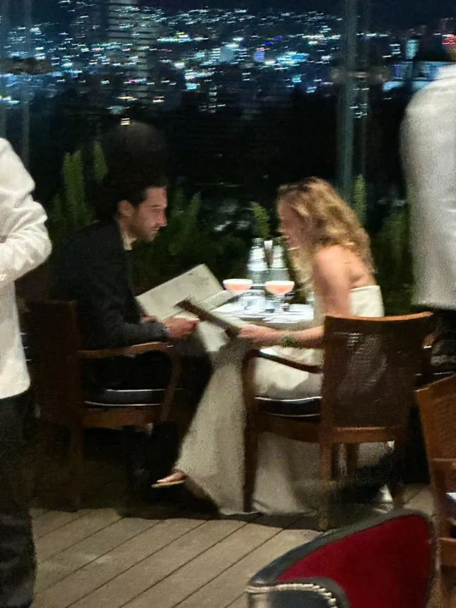 *PREMIUM-EKSKLUSIIVNE* Mexico City, MEHHIKO Hoiatus uue paari kohta: Emma Watson, kes on seotud Mehhiko ärimehe Gonzalo Hevia Baill?res Emma Watsoni elus näib olevat uus romantika. Näitlejannat on märgatud veetmas aega koos mehhiko ärimehe Gonzalo Hevia Baill??resiga, tekitades spekulatsioone, et need kaks käivad kohtamas. Kui varasemate aruannete kohaselt nähti Watsonit koos Hevia Baill??resiga Prantsusmaal Courchevelis 2025. aasta lõpus, siis meie eksklusiivsed pildid umbes aastavahetusest näisid kujutavat näitlejannat käest kinni hoidmas teistsuguse salapärase mehega. Hiljutised nähud Mehhikos on aga õhutanud värskeid kuulujutte tema suhetest ettevõtjaga. Paari pildistati nautimas intiimseid õhtusööke ja lõõgastavaid päevaseid väljasõite mööda linna. Neid nähti ka lennujaamas pihuarvutiga täidetud hetke jagamas. Hevia Baill??res on New Yorgis, Miamis ja Mexico Citys esindustega investeerimisühingu HBeyond asutaja ja tegevjuht. Ettevõte keskendub transformatiivsetele tehnoloogiatele ja tulevikku suunatud ettevõtmistele. Pildil: Emma Watson, Gonzalo Hevia Baill??res BACKGRID USA 4. MÄRTS 2026 BYLINE PEAB LUGEMA: The Grosby Group / BACKGRID USA: +1 310 798 9111 / usasales@backgrid.com UK: +44 208 344 /Cuksdcomales@backli.2026 Lapsi sisaldavad pildid Palun pikseerige nägu enne avaldamist*