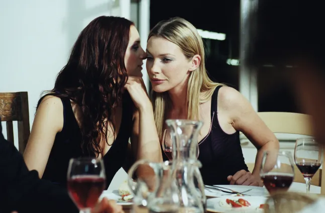 Kaks noort naist räägivad õhtusöögil