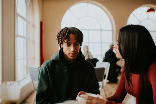 Noormees usaldab noort naist, kes kuulab.