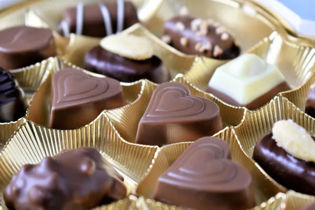 Südamekujuline šokolaadikomm laual