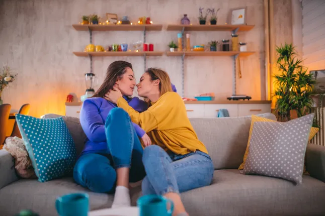 Lesbipaar kodus suudlemas