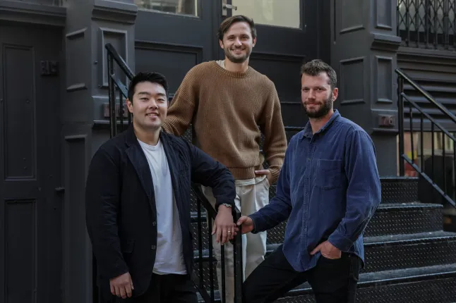 Meet Cutesi sotsiaalmeediakontode taga olevad inimesed Victor, Aaron ja Jeremy poseerivad New Yorgi hoone kõrval.